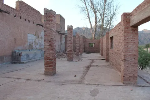 Galpón sin techo con pilares de ladrillo