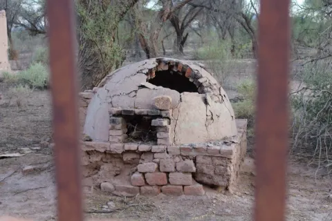 Horno de barro junto a las casas de los obreros