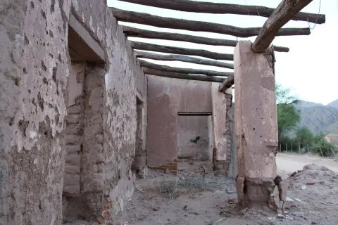 Galería de adobe con techo de rollizos