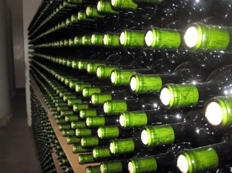 Estibas donde se añejan los vinos Reserva